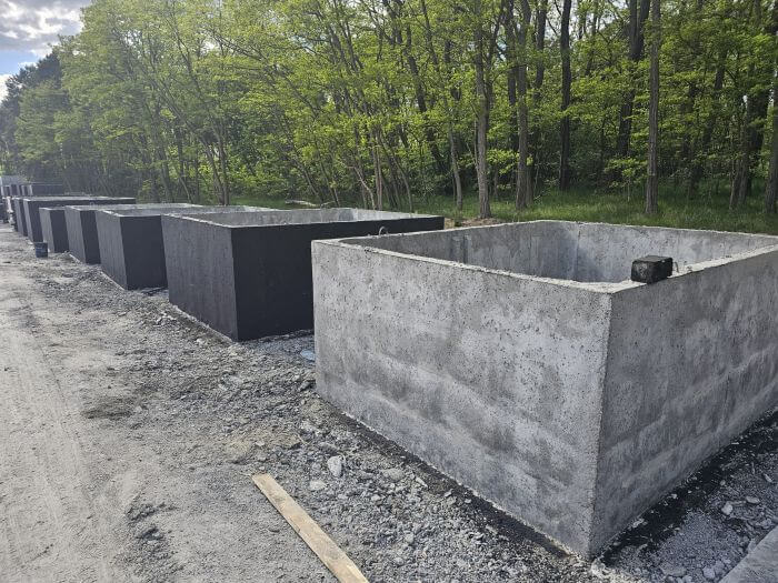 Plac produkcyjny z szambami betonowymi Kalisz gotowymi do transportu